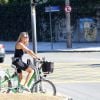 Fernanda Lima circulou de bicicleta nesta sexta-feira, 26 de dezembro de 2014, pela orla da Lagoa Rodrigo de Freitas, na Zona Sul do Rio. Sozinha, a apresentadora parou em um cinema e enfrentou fila para comprar ingressos na bilheteria
