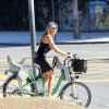 Fernanda Lima circulou de bicicleta nesta sexta-feira, 26 de dezembro de 2014, pela orla da Lagoa Rodrigo de Freitas, na Zona Sul do Rio. Sozinha, a apresentadora parou em um cinema e enfrentou fila para comprar ingressos na bilheteria