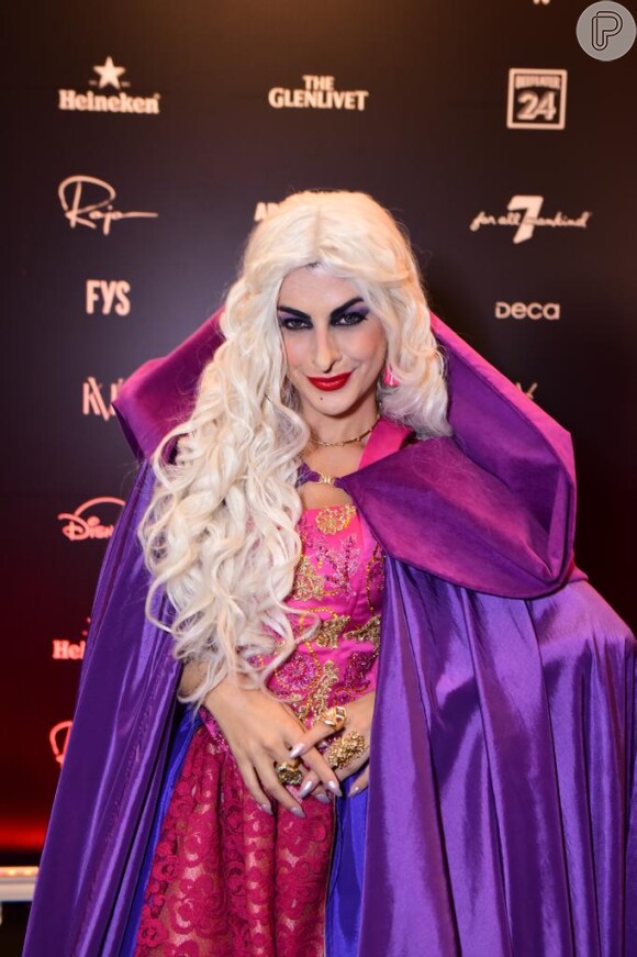 Maquiagem de bruxa para usar no Halloween: visual de Nah Cardoso tinha batom vermelho, peruca loira e prótese no nariz