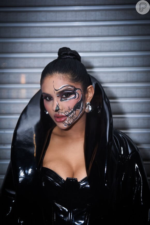Maquiagem de caveira estilizada para o Halloween foi escolhida por Mileide Mihaile para baile temático