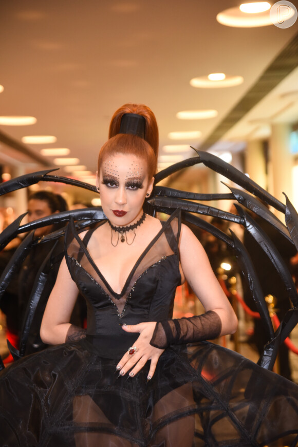 Fantasia all black de aranha: o look de Camilla Pudim para Halloween foi inspirado no animal