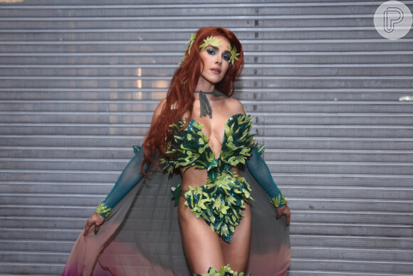 Fantasia de Hera Venenosa para Halloween: personagem inspirou Monique Alfradique em baile temático