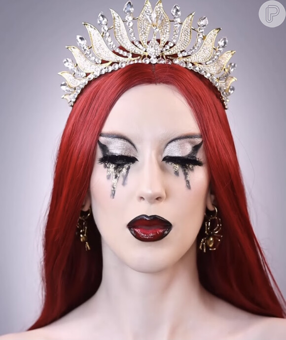 Maquiagem para Halloween com boca degradê e olhos com brilho: Renata Santi criou um visual repleto de glow
