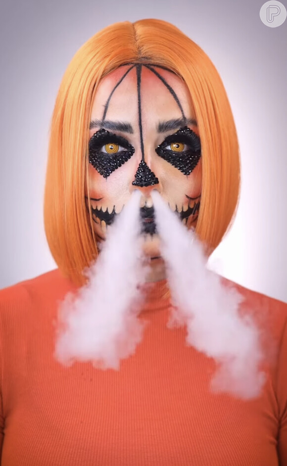 Maquiagem de abóbora para usar no Halloween: lápis preto e lente de contato ajudam a compor o visual criado por Jéssica Cardoso