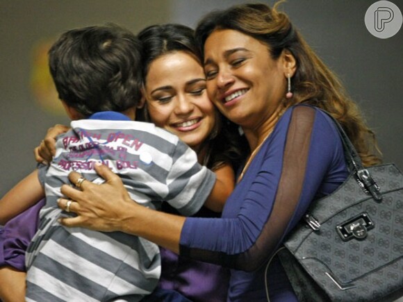 Pela segunda vez Morena (Nanda Costa) volta da Turquia e reencontra sua família no Brasil, em 'Salve Jorge'