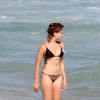 Recentemente, ela exibiu na praia o corpo conquistado com exercícios
