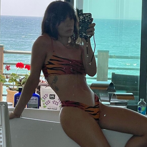Isis Valverde sempre arrasa em registros de biquíni em viagens ao redor do mundo