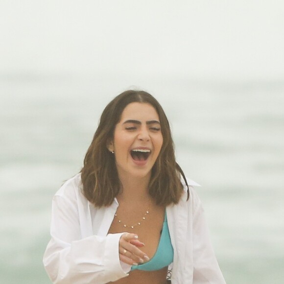 Jade Picon foi flagrada aos risos em intervalo da gravação de 'Travessia' na praia