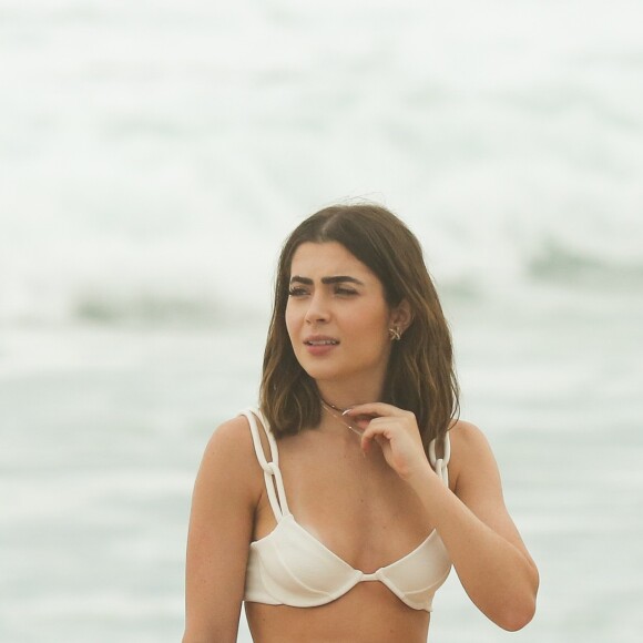 Jade Picon exibiu um segundo biquíni em gravação de 'Travessia' na praia