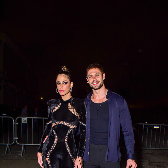 Mari Gonzalez apostou em look com recortes e compareceu ao evento ao lado do noivo, Jonas