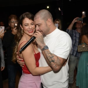 Paolla Oliveira e Diogo Nogueira protagonizaram momentos de carinho em evento