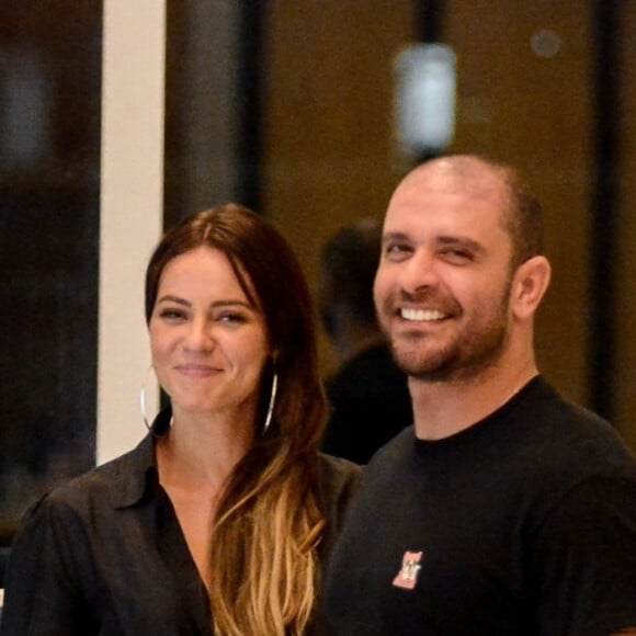 Paolla Oliveira e Diogo Nogueira foram fotografados em shopping do Rio de Janeiro