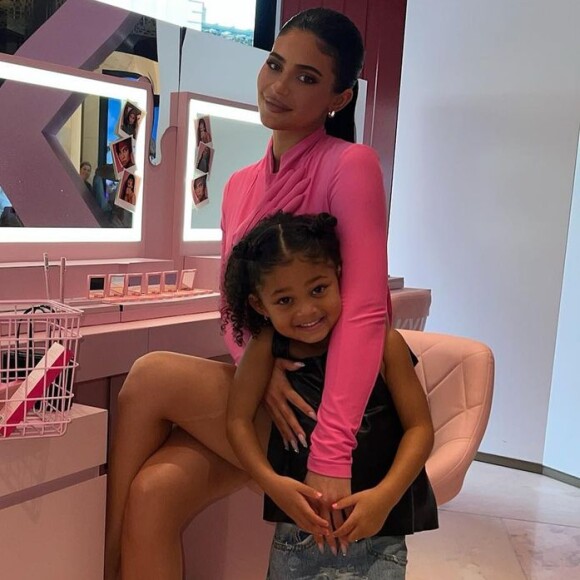 Stormi Webster, filha Kylie Jenner e Travis Scott, é dona de um estilo mais descolado