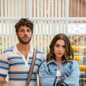 Namorado de Chiara (Jade Picon), Ari (Chay Suede) é pressionado pelo pai dela para apagar o seu passado na novela 'Travessia'