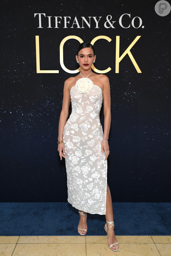 A atriz Bruna Marquezine compareceu com look branco em evento da Tiffany & Co no Sunset Tower Hotel na noite de quarta-feira (26) em Los Angeles.