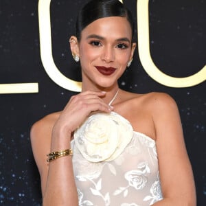 O look de Bruna Marquezine para evento da Tiffany & Co tinha transparência discreta