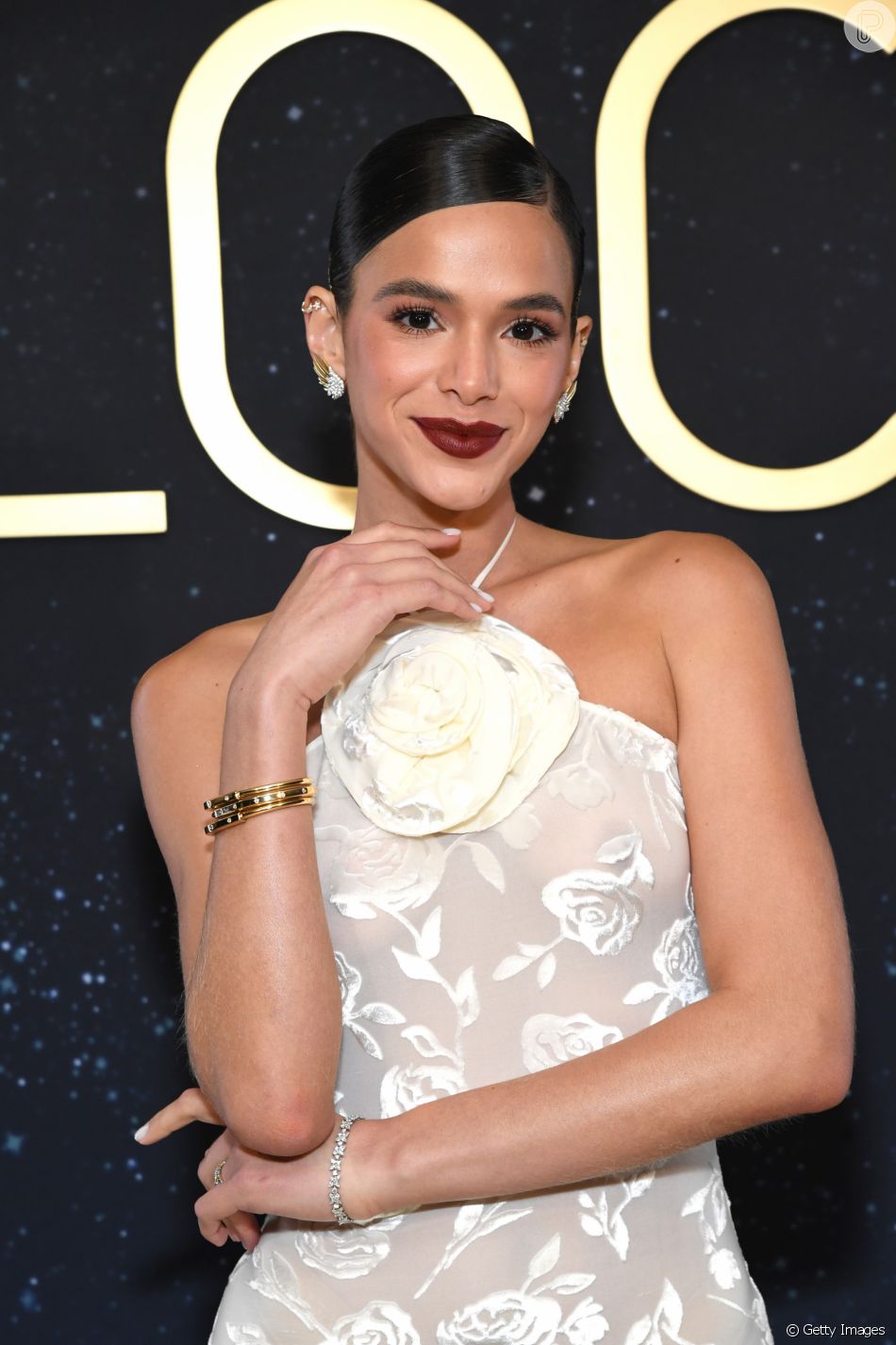 Vestido branco com transparência de Bruna Marquezine traz flor gigante ...