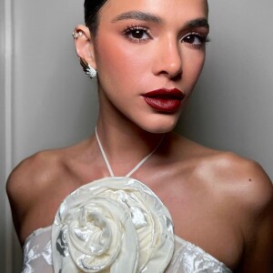 Maquiagem com batom vinho e pele sequinha e iluminada foi a aposta de Bruna Marquezine: a beleza de Bruna foi assinada por Patrickta