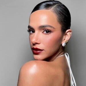 A maquiagem de Bruna Marquezine combinava pele iluminada, batom vinho e rímel bem marcado