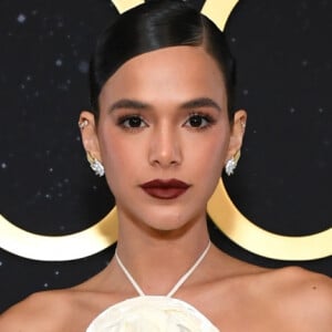 Vestido e maxiflor: esse look de Bruna Marquezine vai te fazer dar uma chance para a tendência maximalista