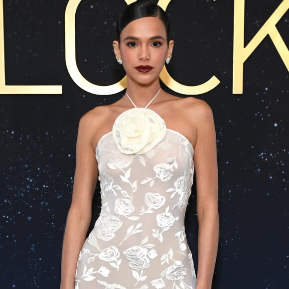 Vestido e maxiflor: esse look de Bruna Marquezine vai te fazer dar uma chance para a tendência maximalista