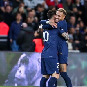 Neymar e Messi não ficaram em campo para comemorar a vitória do PSG com a torcida