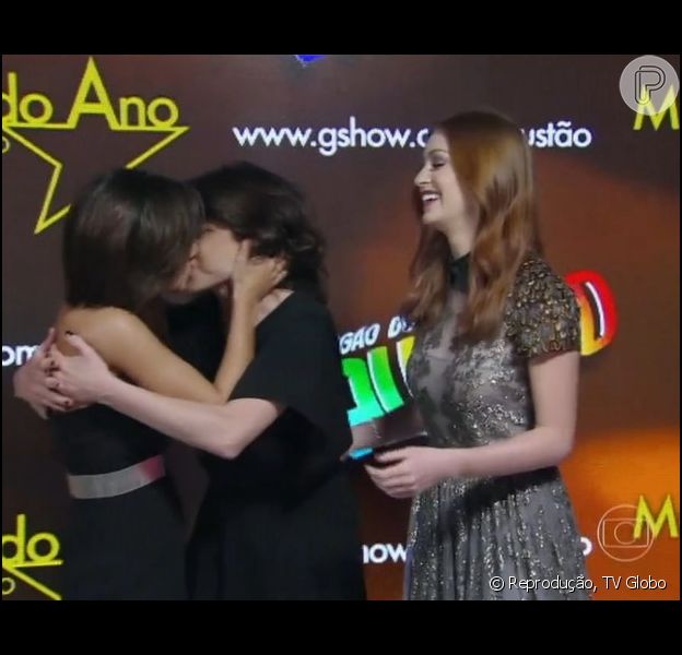 drica moraes da selinho em andreia horta ao ganhar premio estarei de volta purepeople