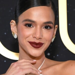 Bruna Marquezine é citada por perfil de grife e fãs invadem post