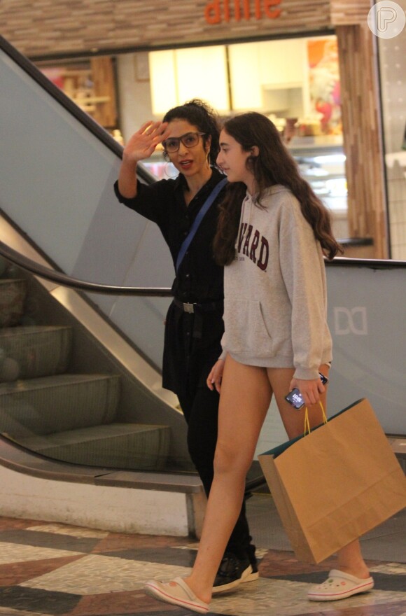 Marisa Monte acenou mais uma vez para o paparazzo ao caminhar com a filha em shopping