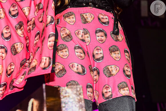 Simone Mendes usou pijama com os rostos dos filhos em show