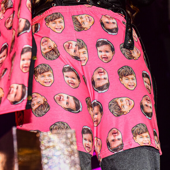 Simone Mendes usou pijama com os rostos dos filhos em show