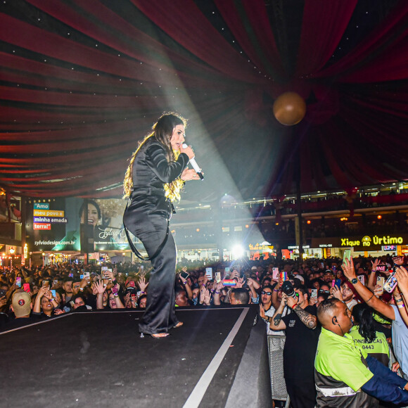 Simone Mendes foi ovacionada pelo público e mostrou todo o seu talento