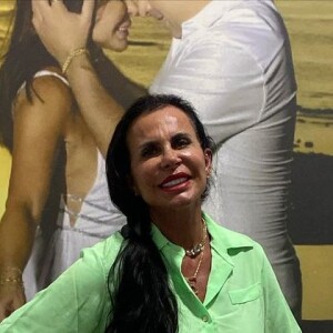 Confusão com Gretchen: o motorista até retirou o carro para dar passagem, mas colocou de volta após a partida do marido da cantora