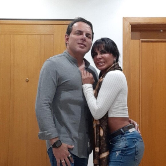 Marido de Gretchen ia buscá-la em um salão de beleza quando se deparou com um carro estacionado na garagem