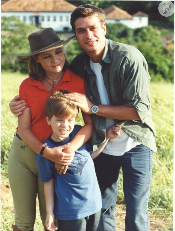 Na novela 'Coração de Estudante', Amelinha (Adriana Esteves) é noiva de Edu (Fabio Assunção), pai de Lipe (Pedro Malta)