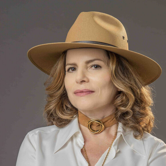 Deodora (Debora Bloch) resolve assumir a fazenda após o Coronel (José de Abreu) ficar mal de saúde, na novela 'Mar do Sertão' no capítulo de terça-feira 15 de novembro de 2022