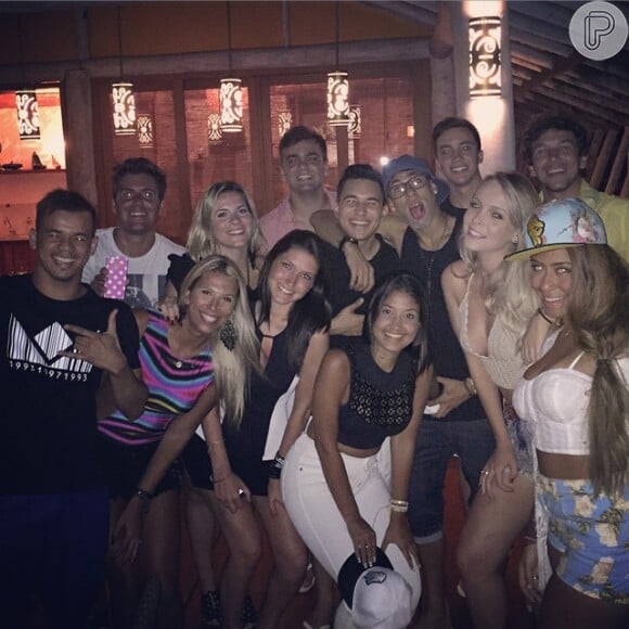 Neymar curte festa com amigos em Trancoso, na Bahia, onde vai passar o Réveillon, em 29 de dezembro de 2014