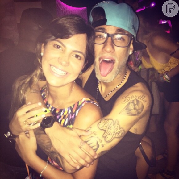Neymar posa com a promoter Carol Sampaio, criadora do Baile da Favorita