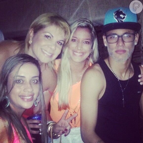 Neymar tira foto com fãs em festa em Trancoso, na Bahia