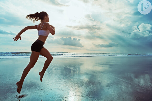 Corrida na areia é um exercício viável para ser feito descalço, conta fisioterapeuta
