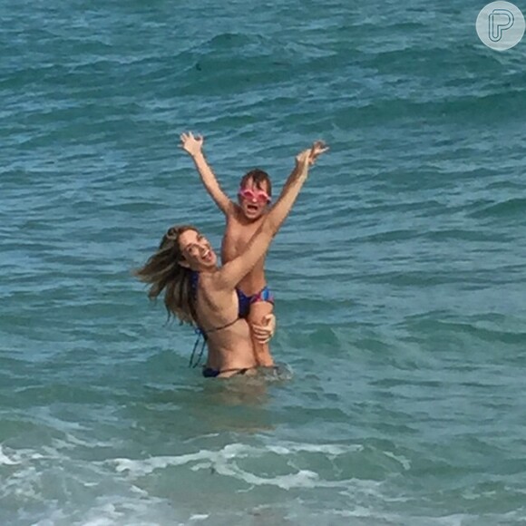 Ticiane Pinheiro curte praia de Miami com a filha, Rafaella, em 30 de dezembro de 2014