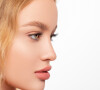 O preenchimento labial é um dos procedimentos estéticos mais procurados por quem deseja destacar o contorno dos lábios