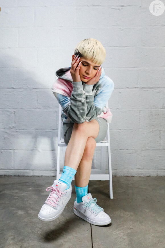 Tênis branco Nike fica estiloso com shorts e moletom como nesse look