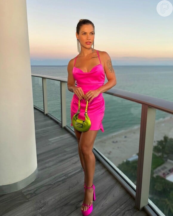 Bolsa verde foi combinada com vestido rosa por Andressa Suita em look recente