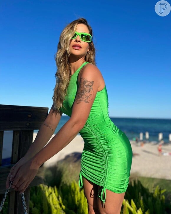 Look de verão de Andressa Suita combinou óculos e vestido míni verde