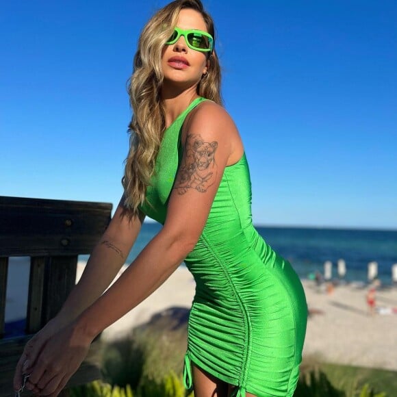 Look de verão de Andressa Suita combinou óculos e vestido míni verde