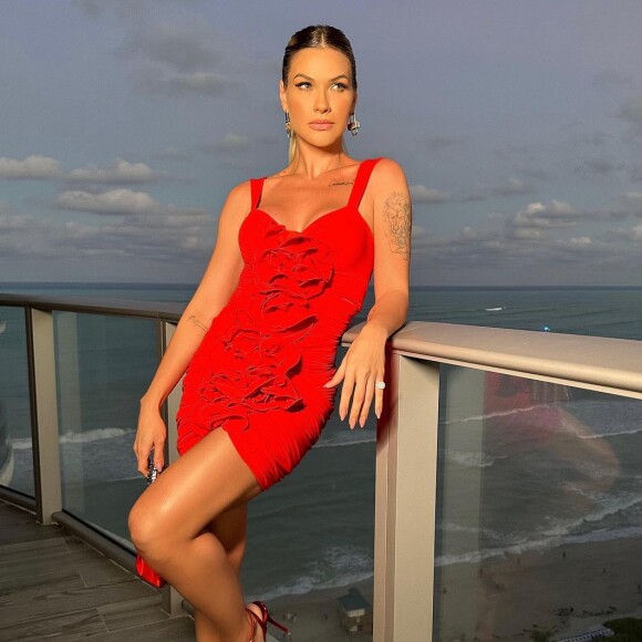 Vermelho também já foi escolhido por minivestido Andressa Suita para vestido com babados