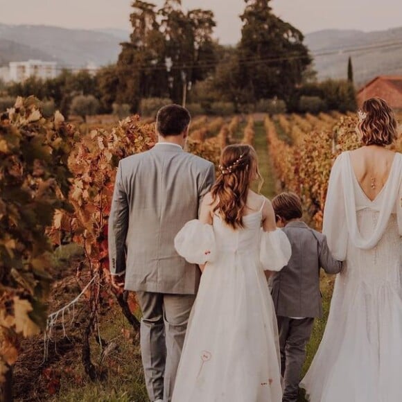 A filha de Fernanda Rodrigues escolheu um vestido delicado com detalhe fofo para o casamento da atriz