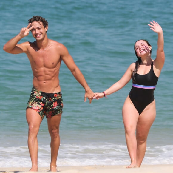 Larissa Manoela foi fotografada com André Luiz Frambach em praia do Rio de Janeiro