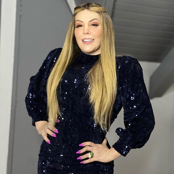 Simony tem usado lace em aparições públicas